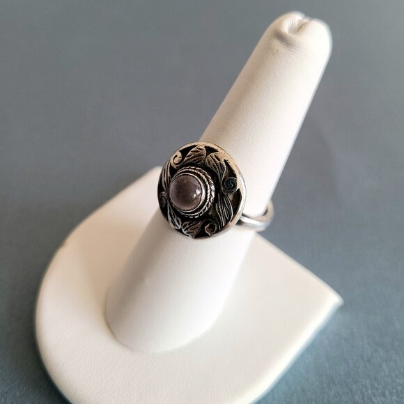 Sterling silver 925 ring with floral design and round Amethyst(?) stone. - Picture 2 of 7